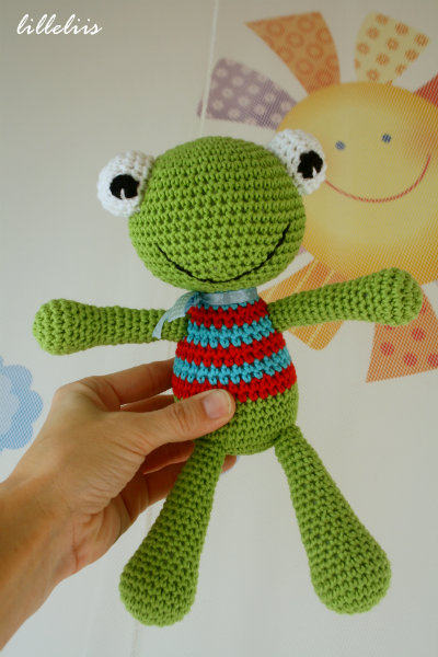 Crochet frog
