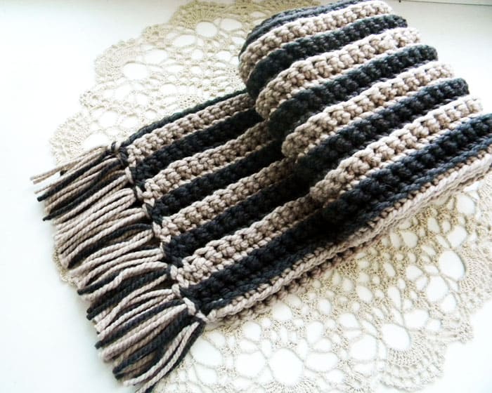 Плотный и эластичный полосатый шарф с кисточками
