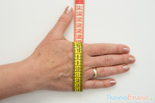 Измерение кисти руки для вязания варежек