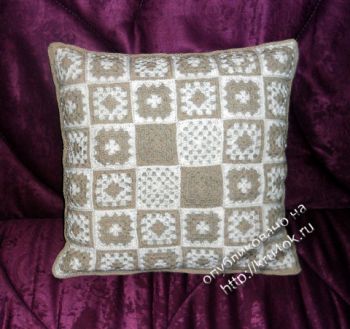 Декоративный чехол для подушки из бабушкиных квадратов