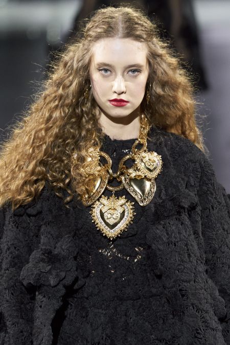 Золотое ожерелье с крупными сердцами из коллекции Dolce & Gabbana