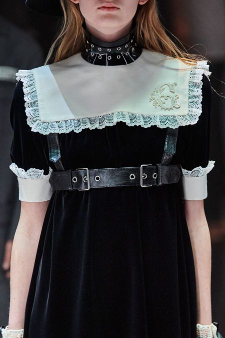 Широкая портупея с черным бархатным платьем Gucci