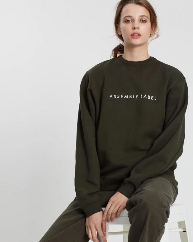 модные свитера 2020 2021: темно-зеленый с надписью