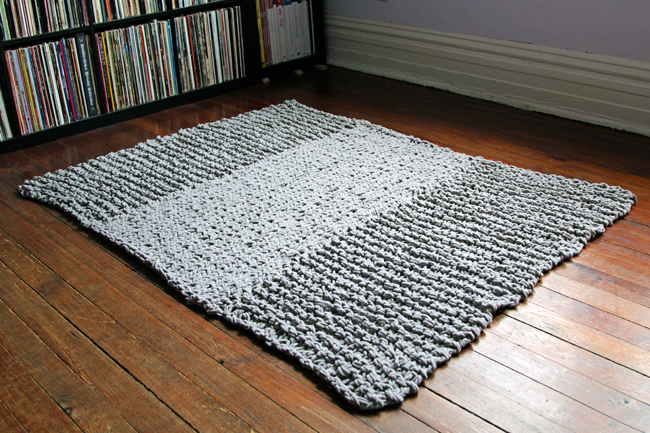 Click through for a free pattern for a Bulky Knit Rug!