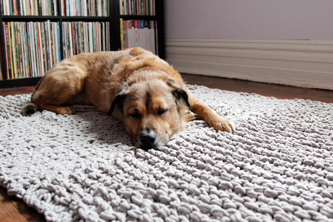 Click through for a free pattern for a Bulky Knit Rug!